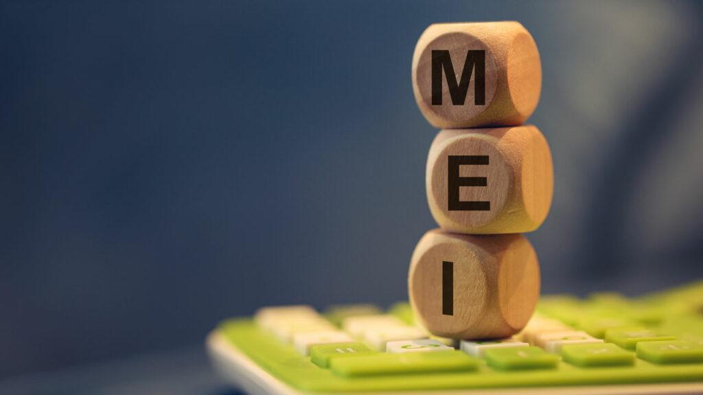 O que diz a lei sobre ser MEI e CLT ao mesmo tempo, em 2026