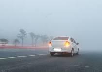 O que significa para um agente de trânsito quando um carro está usando pisca-alerta em movimento?