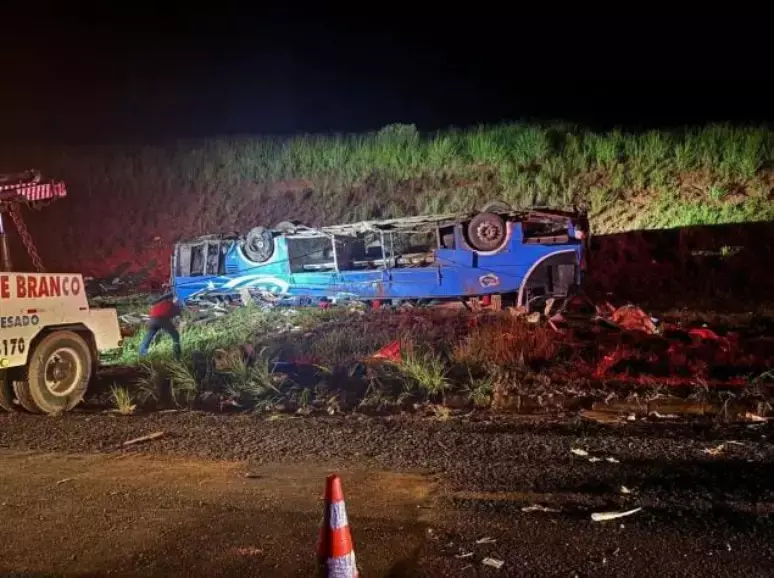 Ônibus com trabalhadores rurais tomba e 6 pessoas morrem no interior de SP