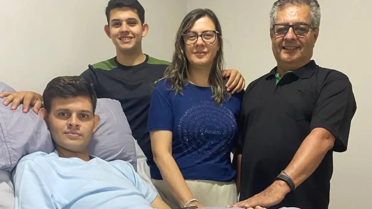 Paciente mais jovem do país a receber polilaminina relata movimento nas mãos: ‘Não mexia antes’