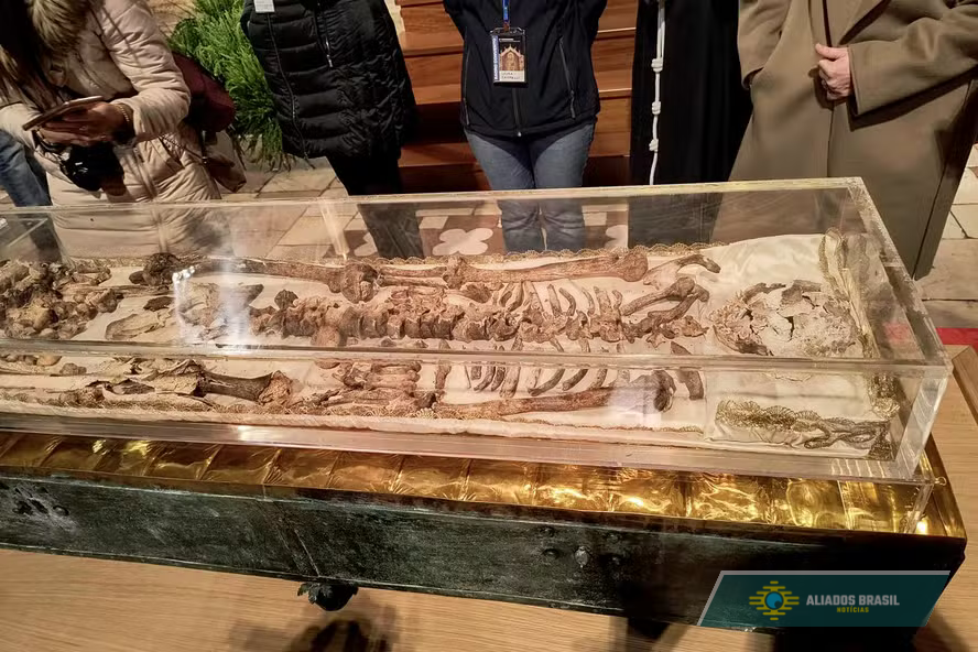 Peregrinos se emocionam em primeiro dia de exposição dos restos mortais de São Francisco de Assis, na Itália: 'A verdade diante de nossos olhos'