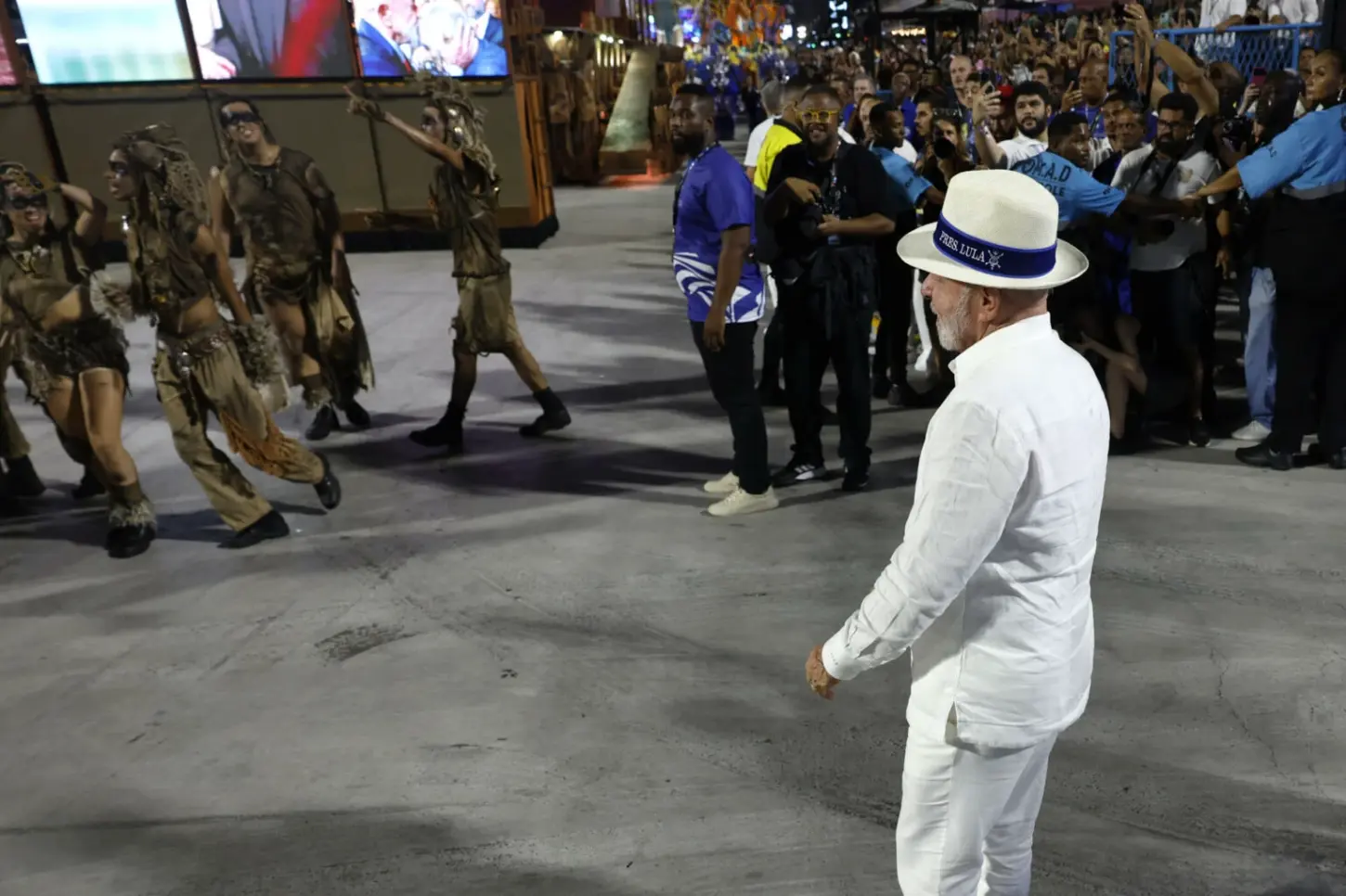 PF aborda grupo que protestou contra desfile de Lula na Sapucaí