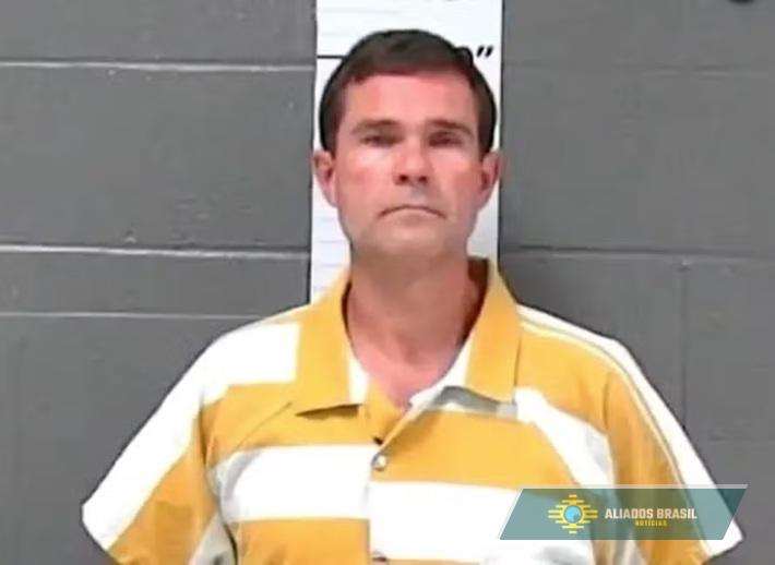 Prefeito é preso após ser flagrando cheirando calcinhas usadas de parente adolescente