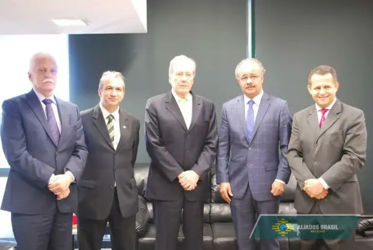 Relator do caso de menina de 12 tem fotos com ministros do STF