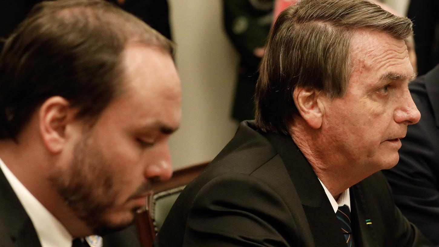 Carlos diz que Bolsonaro teve ‘noite difícil’ com crise de soluços