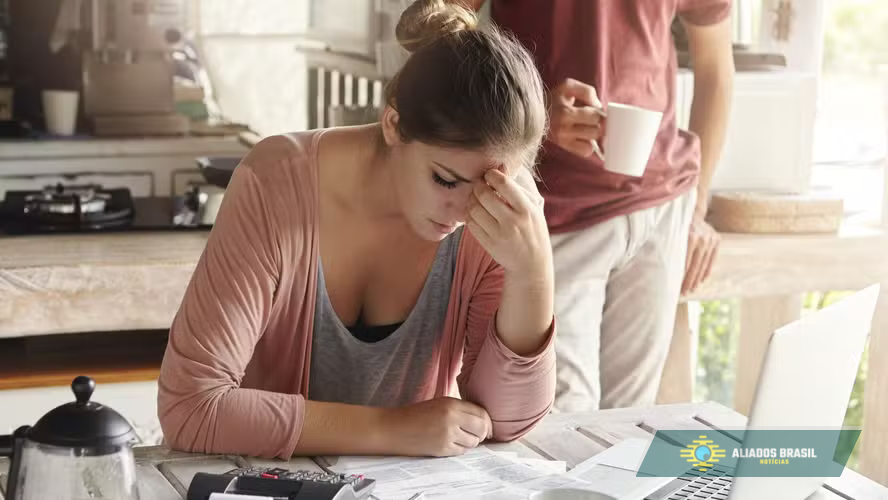Salário do parceiro pode acelerar envelhecimento e afetar saúde das mulheres; entenda