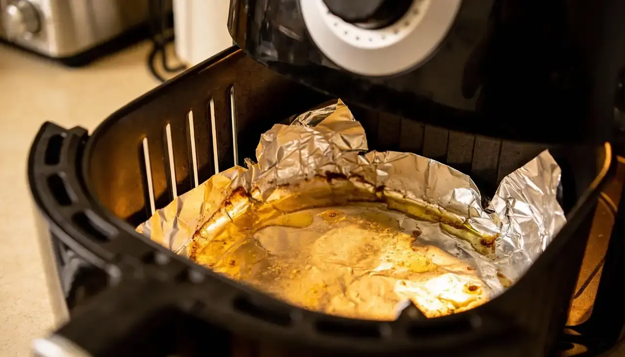 Sempre tive dúvida sobre como forrar a airfryer, até que descobri o jeito certo (e faz toda diferença!)