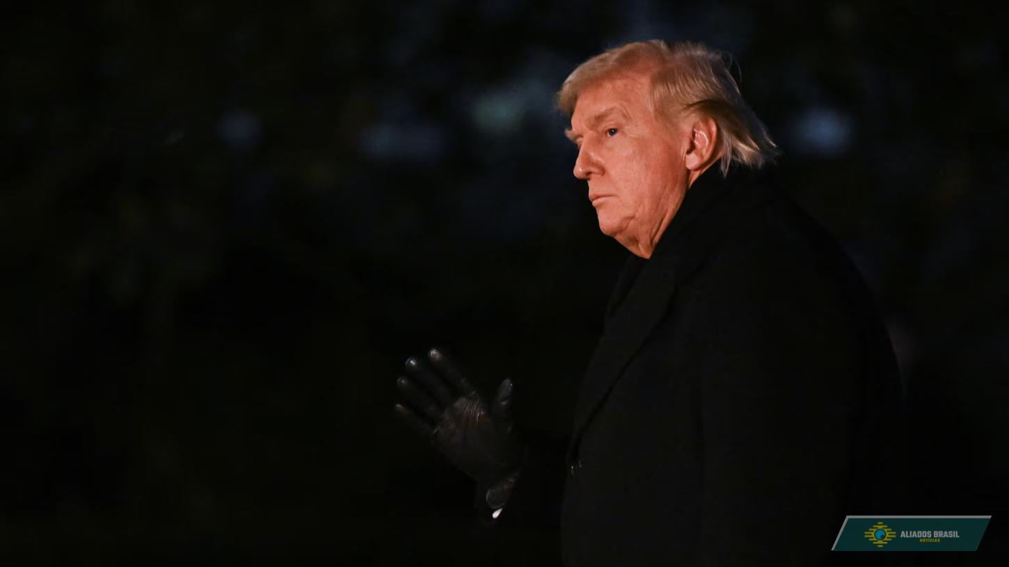 Trump diz ao FBI que expulsou Epstein do seu resort particular e pede investigação contra namorada do criminoso