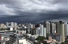 Vai chover nos bloquinhos e nos desfiles das campeãs? Chuva intensa deve marcar o fim de semana