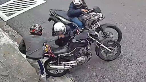 Vídeo: Assaltante cospe na mão de motociclista para arrancar aliança durante roubo em Diadema