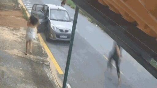 VÍDEO: barbeiro salta em carro desengatado e evita acidente com crianças em Contagem