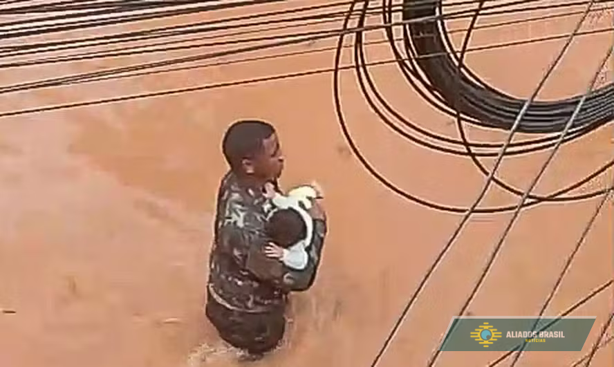 VÍDEO: ex-soldado do Exército salva criança de inundação em Juiz de Fora