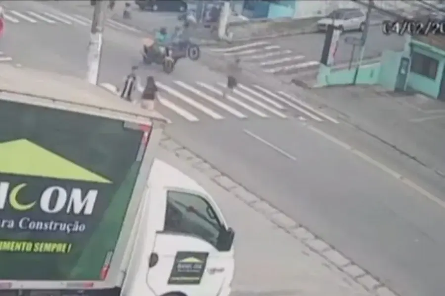 VÍDEO: Motociclista empinando moto atropela mulher na faixa de pedestres e foge sem prestar socorro na Zona Sul de SP
