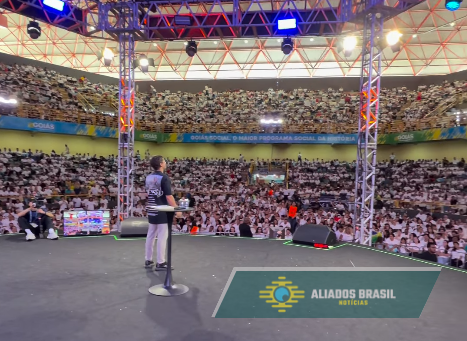 VÍDEO: Nikolas Ferreira se emociona ao cantar com multidão no maior congresso jovem do Brasil