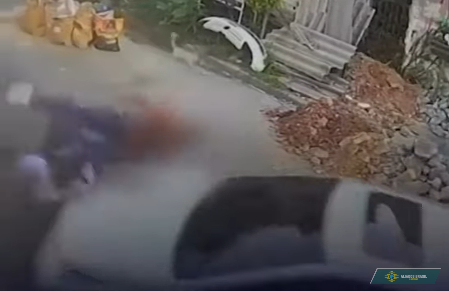 VÍDEO: Vereadora de Embu das Artes (SP) atropela namorado após ser agredida