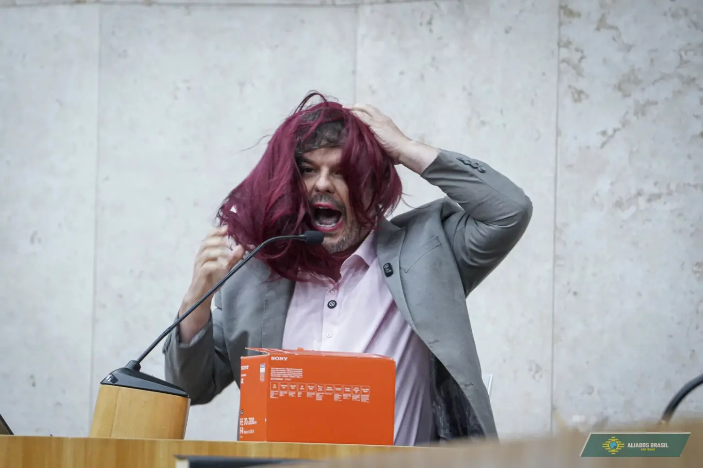 Adrilles usa batom e peruca para criticar projeto sobre misoginia