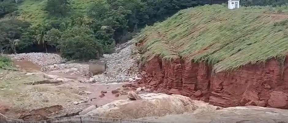 Barragem transborda e deixa famílias ilhadas no interior de MG