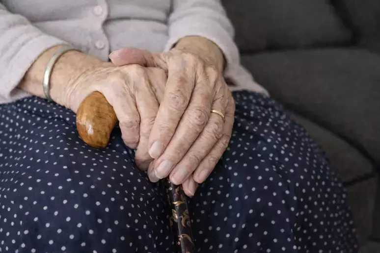 Brasil entra na era da quarta idade e desafia famílias  