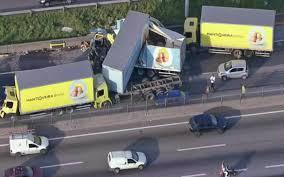 Caminhões que carregavam ovos batem na Via Dutra e fecham pista sentido Rio