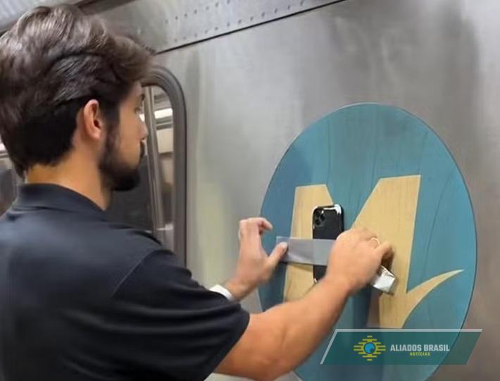 Cantor cola iPhone em vagão do metrô para gravar vídeo de divulgação de música e acaba tendo que mobilizar segurança da concessionária; entenda