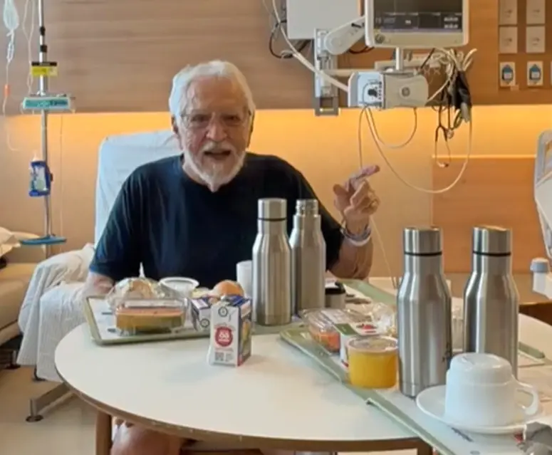 Carlos Alberto de Nóbrega é internado com pneumonia