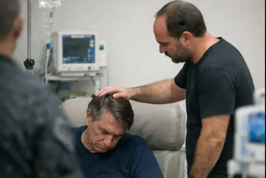 Carlos Bolsonaro relata visita ao pai: “Um dos dias mais difíceis”