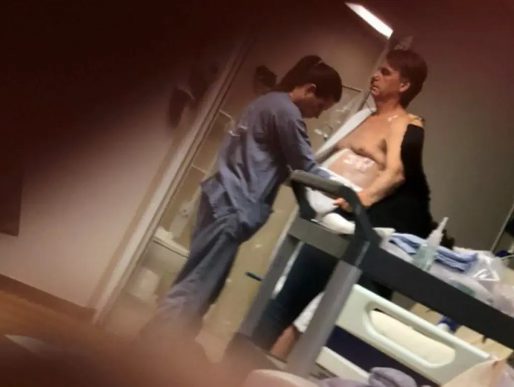 Carlos Bolsonaro sobre o pai após visita: ‘quadro ainda é delicado’