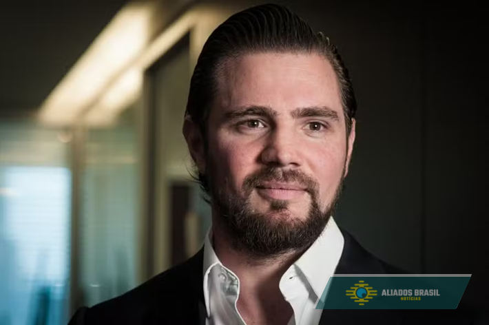 Celular de Vorcaro: Senador aparece de sunga em poses sensuais com modelo loira