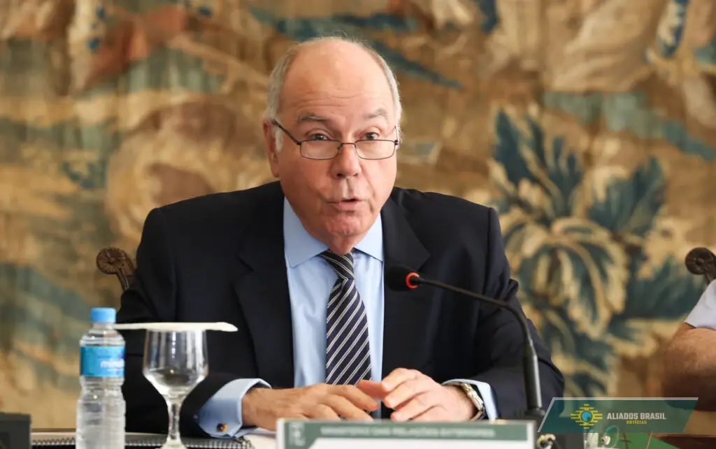 Comissão convoca Vieira para explicar tom do Brasil sobre Irã