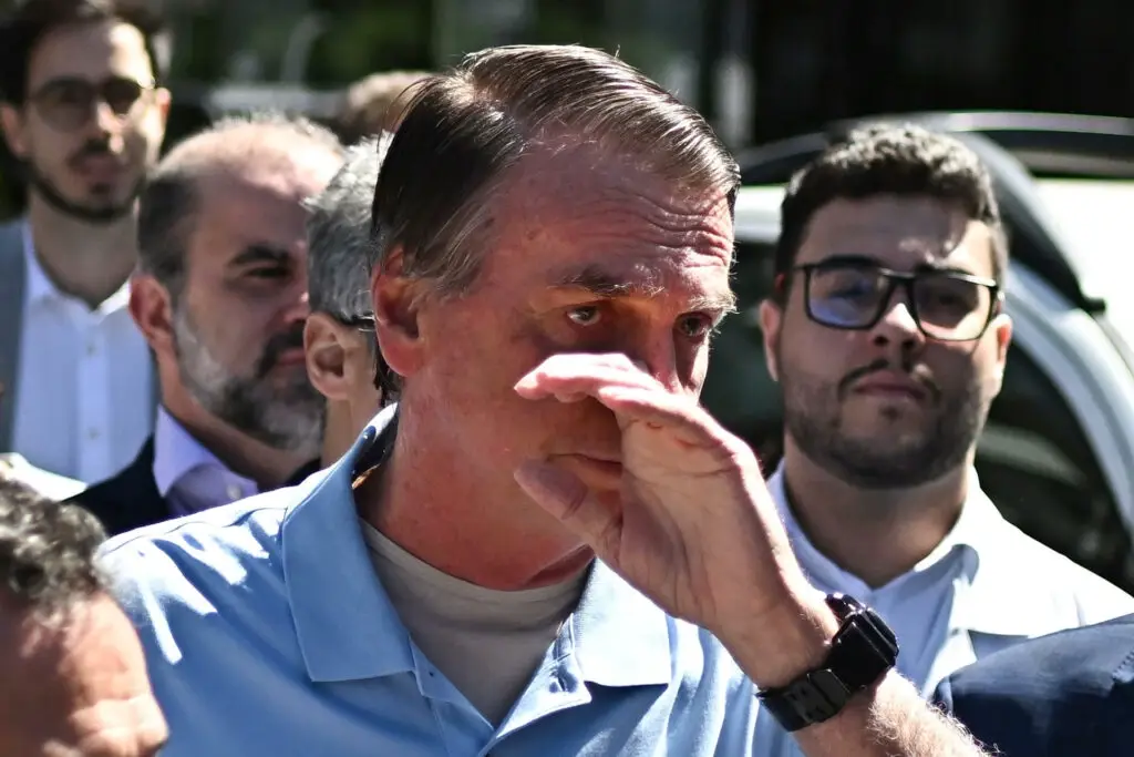 Defesa de Bolsonaro pede para adiar visita a hospital; entenda