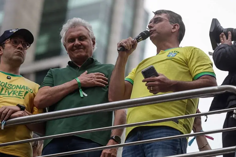 Flávio Bolsonaro é ovacionado na Paulista em ato que defende anistia e mudança de rumo no Brasil