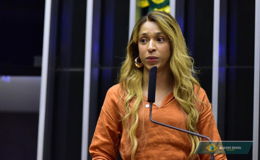 Erika Hilton quer que ministério suspenda programa do Ratinho por 30 dias