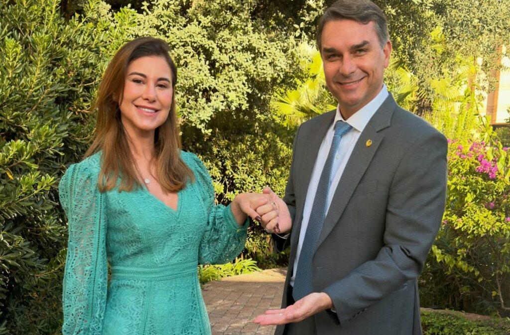 Esposa de Flávio Bolsonaro tem 1ª aparição ao lado do pré-candidato