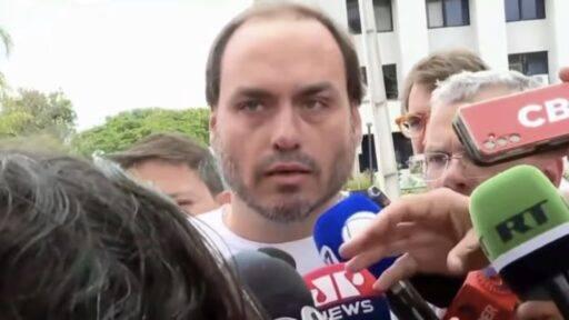 Na UTI, Bolsonaro está inchado e irritado, afirma Carlos após visita no hospital