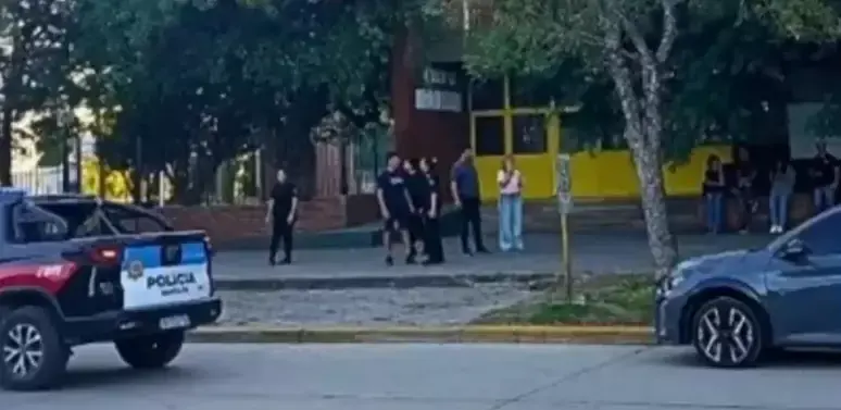 Estudante abre fogo em escola, mata adolescente e deixa dois feridos na Argentina 