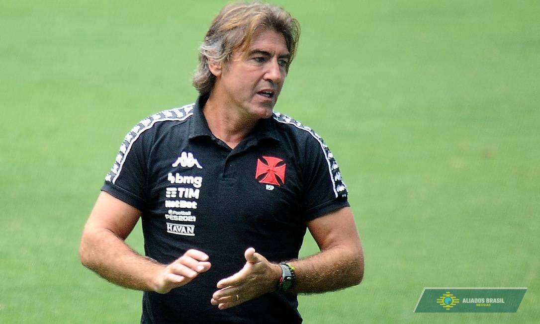 Ex-técnico do Vasco deixa o Irã antes de ataques, relata execuções e diz que regime “vai cair”