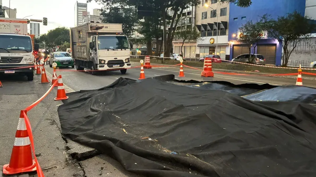 Explosão abre cratera na rua da Consolação, em São Paulo