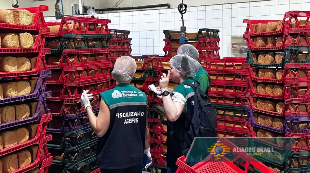 Fábrica de pães é interditada em Fortaleza com 11 toneladas de alimentos estragados e infestação de baratas