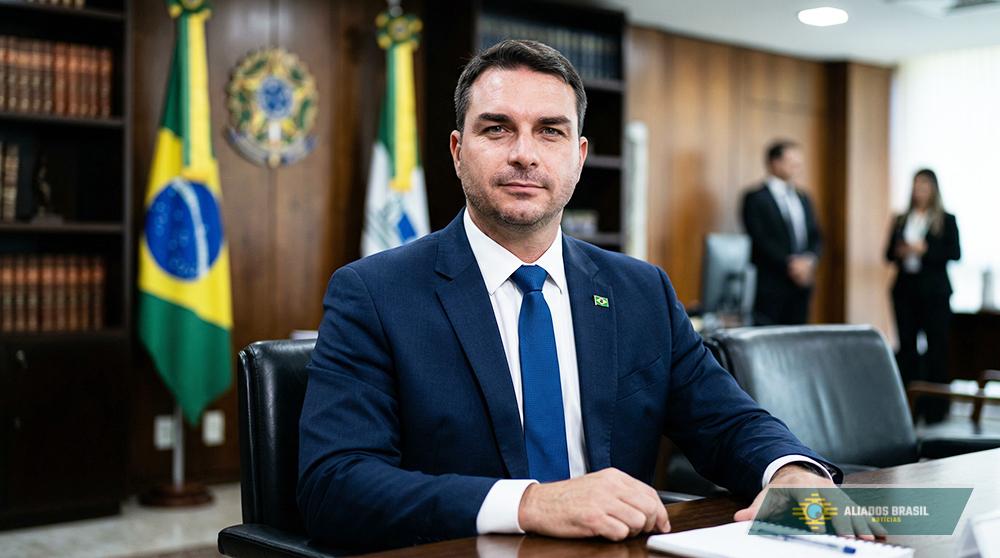 Fake news contra Flávio Bolsonaro circula nas redes e é desmentida por checagem do Estadão