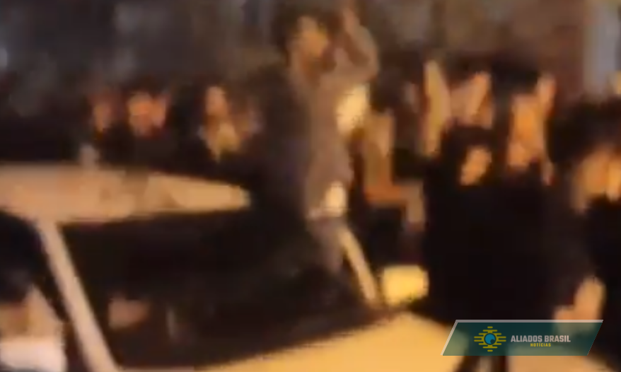 Festa em Teerã: Iranianos celebram morte de Khamenei com música e aplausos nas ruas