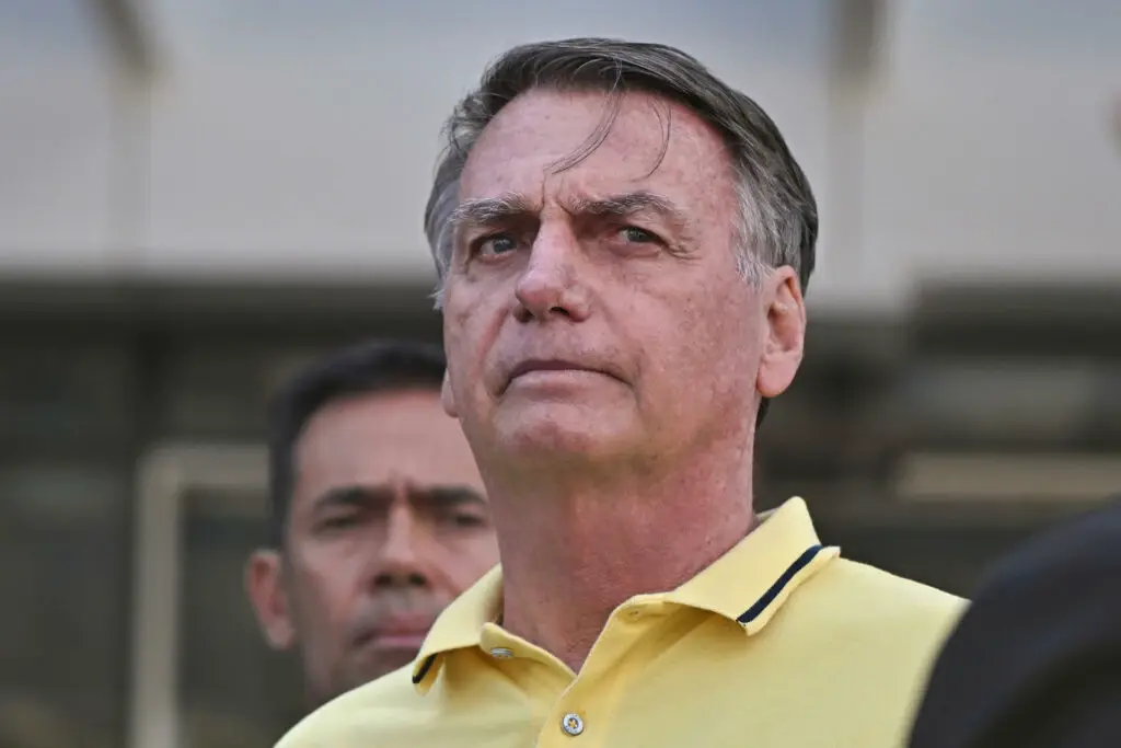 Flávio diz que pulmão de Jair Bolsonaro está “cheio de líquido”