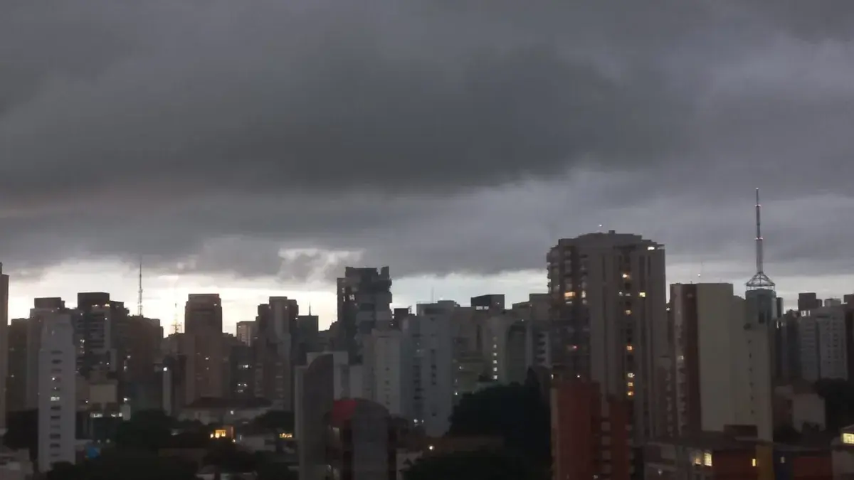 Frente fria derruba temperaturas e chuvas devem persistir no Sul e Sudeste