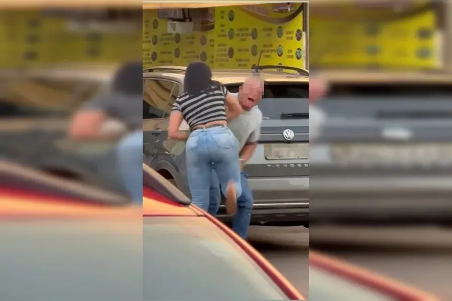 Revoltada com traição, mulher dá “surra” em policial penal armado em via pública