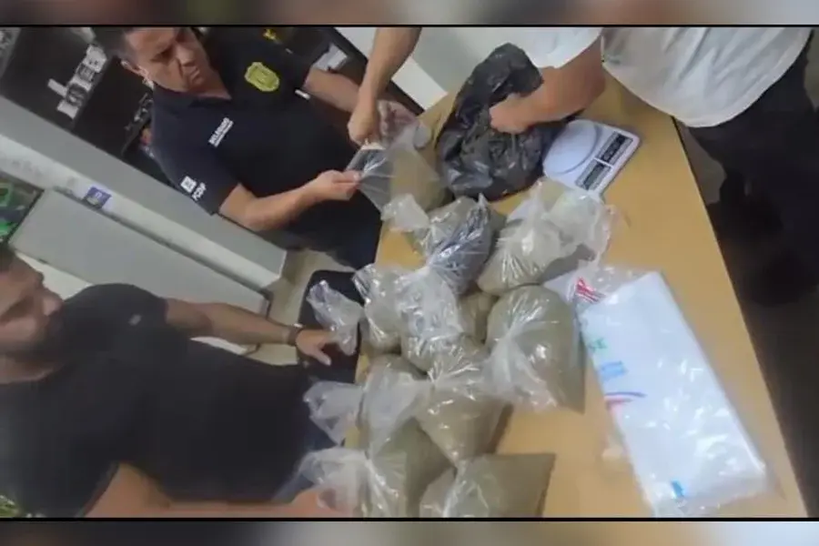 Garis encontram 20 kg de maconha escondidos em lixo no DF