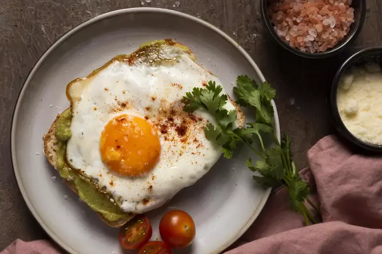 Gema alaranjada significa que o ovo está estragado? Nutricionista responde  