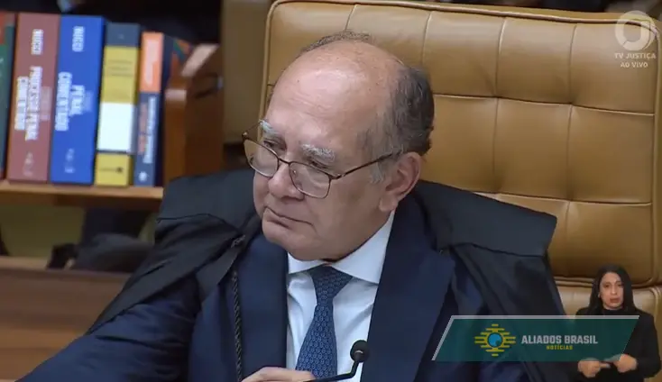 Gilmar Mendes se comove ao homenagear Moraes no STF