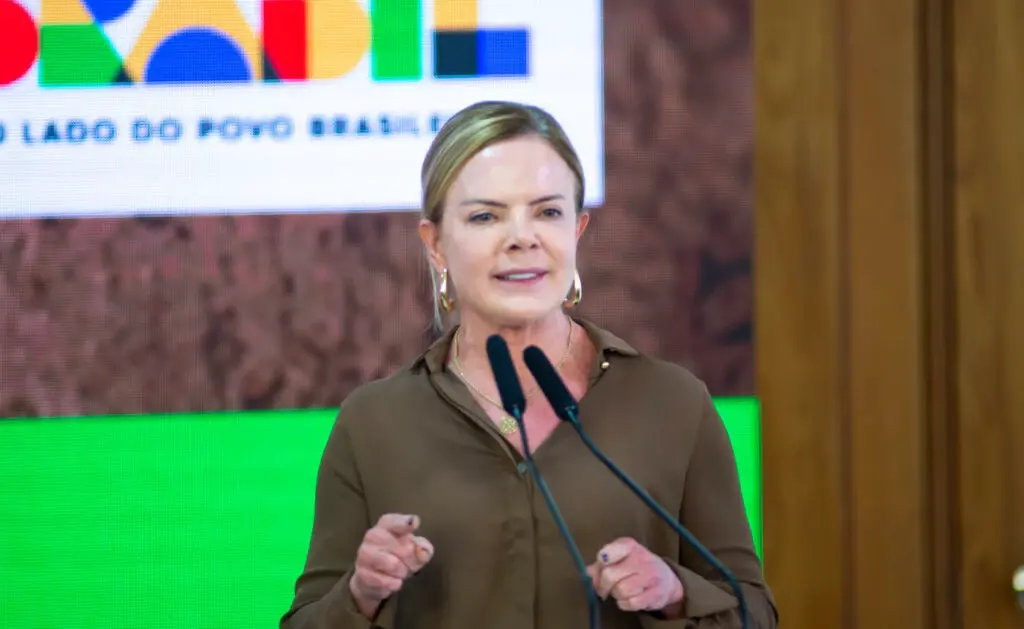 Gleisi critica participantes do ato Acorda, Brasil: “Fantasiados”