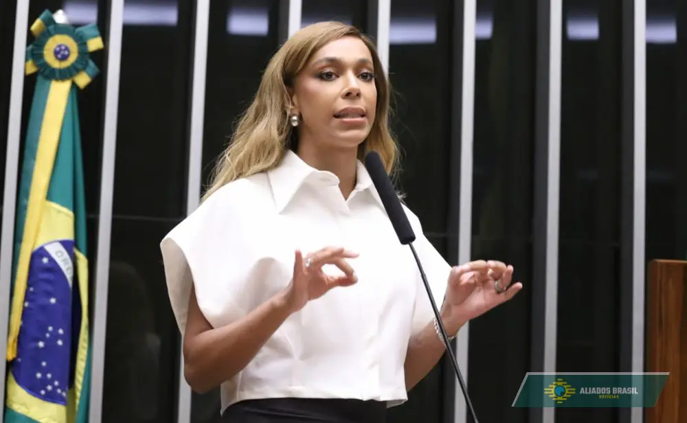 Hilton acusa Nikolas de distorcer PL da Misoginia e aciona AGU