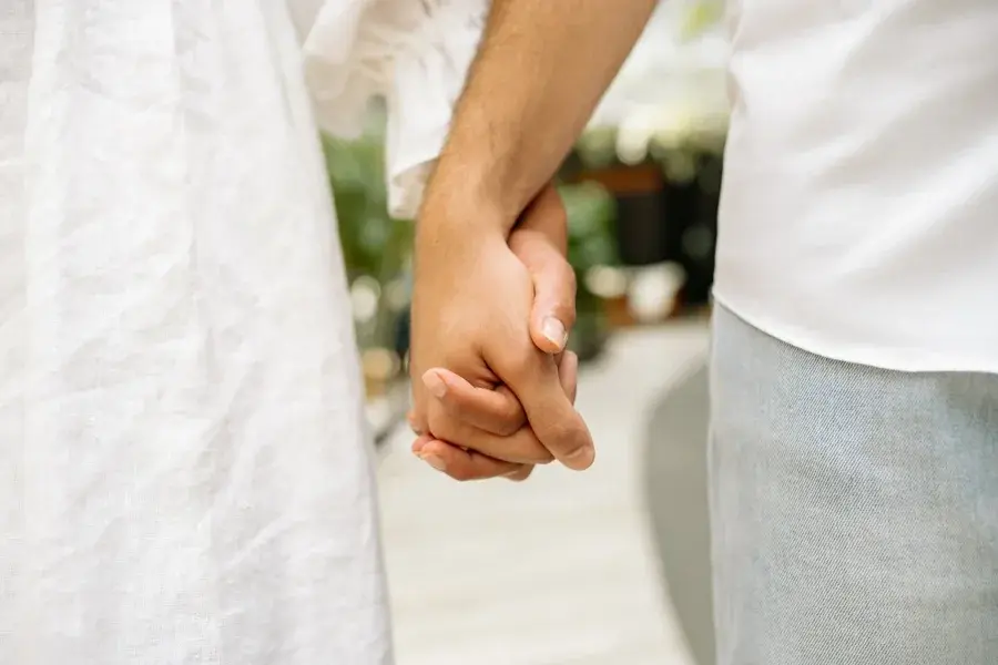 Homem deixa esposa e assume romance com a mãe biológica