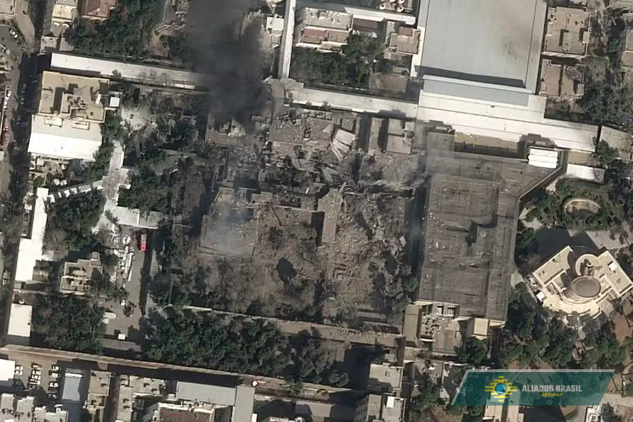 Imagens de satélite mostram destruição em residência do líder supremo do Irã, Ali Khamenei